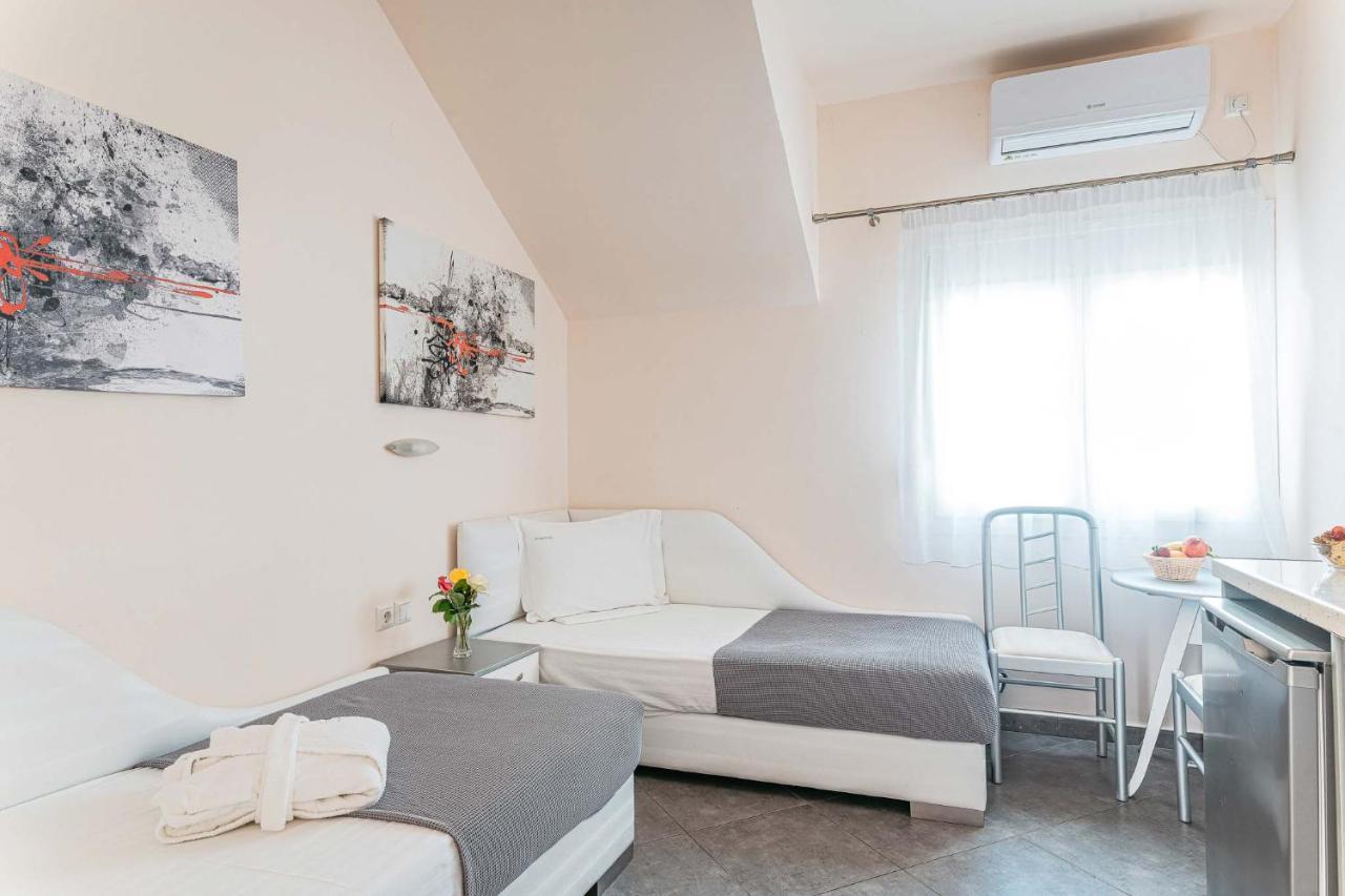 Marinis Boutique Rooms Nea Iraklitsa ภายนอก รูปภาพ